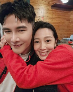 Huang Weiting Instagram - 新年是個給予愛的日子
我們很幸福地與家人跟朋友團聚
但也有人在幫忙照顧好多可愛的角色
能在一年之初，付出愛，是更能讓心靈富足的方法之一🫶🏻
-
佳見與薇渟
獨家與保鑣
來陪浪浪們過新年
加菜、還加愛☺️
-
大家知道我腦公 @_________mv_________ 雖然他已有一個寶貝女兒uni，但他還是對於狗狗有著極大愛心～
而我本人對於浪浪也很想盡量多盡一份心力～
因為我太喜歡貓狗兔子鳥馬豹獅子長頸鹿…（會不會太多？）
所以題外話有什麼浪浪或是公益，若有需要歡迎聯繫J裡。
-
想讓大家知道，狗園女主人，鄭媽媽是用她過去工作攢來的積蓄來照顧這麼多隻浪浪的～
這樣的支撐我無法用言語來形容～
我只覺得很偉大。
所以。希望大家可以伸出手，提供他們需要而你們也樂意的幫助予 #八里鄭媽媽狗園
-
這次過年這樣過
很有意義。
-
也很有幸我可以認識我心目中的王子，雙子座腦公
認識你即將第9年，有你陪著我去做這些事，真的很幸福唷🫶🏻