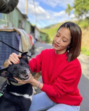 Huang Weiting Instagram - 新年是個給予愛的日子
我們很幸福地與家人跟朋友團聚
但也有人在幫忙照顧好多可愛的角色
能在一年之初，付出愛，是更能讓心靈富足的方法之一🫶🏻
-
佳見與薇渟
獨家與保鑣
來陪浪浪們過新年
加菜、還加愛☺️
-
大家知道我腦公 @_________mv_________ 雖然他已有一個寶貝女兒uni，但他還是對於狗狗有著極大愛心～
而我本人對於浪浪也很想盡量多盡一份心力～
因為我太喜歡貓狗兔子鳥馬豹獅子長頸鹿…（會不會太多？）
所以題外話有什麼浪浪或是公益，若有需要歡迎聯繫J裡。
-
想讓大家知道，狗園女主人，鄭媽媽是用她過去工作攢來的積蓄來照顧這麼多隻浪浪的～
這樣的支撐我無法用言語來形容～
我只覺得很偉大。
所以。希望大家可以伸出手，提供他們需要而你們也樂意的幫助予 #八里鄭媽媽狗園
-
這次過年這樣過
很有意義。
-
也很有幸我可以認識我心目中的王子，雙子座腦公
認識你即將第9年，有你陪著我去做這些事，真的很幸福唷🫶🏻