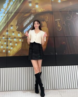 Hwang In-sun Instagram - 그립 셀러브리티에서 진행한 
니가 말해 봐 챌린지 🤟
저번 경연을 통해 정말 많은 셀러분들께서 참여를 해 주셨는데, 
그중 top 5 셀러분들을 직접 모시고 방송을 진행 했습니다 :)
판매 뿐 아니라 매사에 열심히 열정으로 임해주시는 
셀러 분들에게 또한번 더 배우는 기회 였습니다! 
다 뵌적은 없지만 내적 친밀감으로 우리는 늘 다 같은 마음! 
한마음으로 이자리까지 올수 있었습니다!
아무것도 아닌 제 노래를 불러 주시고 방송에서 
노동요라며 틀어주시고 챌린지까지 동참해주셔서 
다시한번 감사드려요. 
이번 방송을 기획하면서 해보자 하는 열정으로 서포트 해준 
울 마삐언니 @mabbi_7730 늘 존경하고 사랑합니다. 
또한 이런 아이디어를 받아주고 디벨롭 시켜준 
울 피디님들 늘 감사드려요:)
막막했던 제 삶의 원동력과 행복의 씨앗을 선사해준 
그립 의 파워무적팀! 
전 너무나 든든한 지원군이 있어 두렵지 않습니당!
두려울게 뭐 있나요? 
우리가 함께라면 힘을 함께 합친다면 이 힘든세상 
그 어떤것도 문제 없어요! (맞죠?) 
저와 함께 동참 하실분 계신가요? 
늘 한결같은 맘으로 같은곳에서 기다리겠습니다. 💕
그런 의미에서 니가 말해 봐 시즌2는 계속 됩니다.(할수 있겠....죠?)
앞으로도 우린 늘 도전 하고 함께할 것입니다!
가보는거야!! 라쓰고~ 🤟
#그립
#셀러
#니가말해봐챌린지