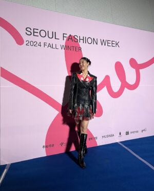 Hwang In-sun Instagram - 2024 F/W 서울패션위크 🕴️
두칸 컬렉션😎
💇‍♀️헤어 : 시언샘 @siunschool ❤️
👩‍🎨메이크업 : 현아샘 @hapark123 ❤️
#ddp
#두칸
#DOUCAN
#최충훈디자이너