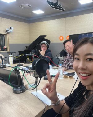 Hwang In-sun Instagram - 어제 Tbs 최일구 허리케인 라디오에 다녀왔어용 🙋‍♀️
핫한 ‼️트롯여신 한봄씨와 함께 ❤️ @hanbom___ 실물이 너무 너무 이쁘셔서 깜놀했어요 ~~~! 😱
그리고....황이모 조카언니들이 나를 위해 불태워준날 ~🔥🔥
감동의 눈물 또로록...😭
언니들 덕분에 3/8일! 3시!! 또.또 나옵니다! 
감사하고 사룽합니다💕 제가 더 잘할게요 :)
니가 말해봐 !!🎶🕺🎤 대박 가즈아~~~ 🤟
#tbs
#최일구허리케인라디오
#니가말해봐