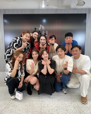 Hwang In-sun Instagram - 그립 셀러브리티에서 진행한 
니가 말해 봐 챌린지 🤟
저번 경연을 통해 정말 많은 셀러분들께서 참여를 해 주셨는데, 
그중 top 5 셀러분들을 직접 모시고 방송을 진행 했습니다 :)
판매 뿐 아니라 매사에 열심히 열정으로 임해주시는 
셀러 분들에게 또한번 더 배우는 기회 였습니다! 
다 뵌적은 없지만 내적 친밀감으로 우리는 늘 다 같은 마음! 
한마음으로 이자리까지 올수 있었습니다!
아무것도 아닌 제 노래를 불러 주시고 방송에서 
노동요라며 틀어주시고 챌린지까지 동참해주셔서 
다시한번 감사드려요. 
이번 방송을 기획하면서 해보자 하는 열정으로 서포트 해준 
울 마삐언니 @mabbi_7730 늘 존경하고 사랑합니다. 
또한 이런 아이디어를 받아주고 디벨롭 시켜준 
울 피디님들 늘 감사드려요:)
막막했던 제 삶의 원동력과 행복의 씨앗을 선사해준 
그립 의 파워무적팀! 
전 너무나 든든한 지원군이 있어 두렵지 않습니당!
두려울게 뭐 있나요? 
우리가 함께라면 힘을 함께 합친다면 이 힘든세상 
그 어떤것도 문제 없어요! (맞죠?) 
저와 함께 동참 하실분 계신가요? 
늘 한결같은 맘으로 같은곳에서 기다리겠습니다. 💕
그런 의미에서 니가 말해 봐 시즌2는 계속 됩니다.(할수 있겠....죠?)
앞으로도 우린 늘 도전 하고 함께할 것입니다!
가보는거야!! 라쓰고~ 🤟
#그립
#셀러
#니가말해봐챌린지