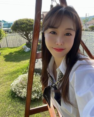 Hwang In-sun Instagram - 어버이날 🌺
양평에서 효도?? 아니 힐링~~~ 🤣
비타민D 만끽 섭취 했으니😋
비타민 하우스 흥정하러~~~ 고고씽‼️
잠시후 8시 그립 흥정대황군에서 봐용 🤟
#양평
#어버이날
#비타민
#흥정대황군
#플레이브💙💜🩷❤️🖤 
#여섯번째여름