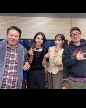 Hwang In-sun Instagram - 어제 Tbs 최일구 허리케인 라디오에 다녀왔어용 🙋‍♀️
핫한 ‼️트롯여신 한봄씨와 함께 ❤️ @hanbom___ 실물이 너무 너무 이쁘셔서 깜놀했어요 ~~~! 😱
그리고....황이모 조카언니들이 나를 위해 불태워준날 ~🔥🔥
감동의 눈물 또로록...😭
언니들 덕분에 3/8일! 3시!! 또.또 나옵니다! 
감사하고 사룽합니다💕 제가 더 잘할게요 :)
니가 말해봐 !!🎶🕺🎤 대박 가즈아~~~ 🤟
#tbs
#최일구허리케인라디오
#니가말해봐