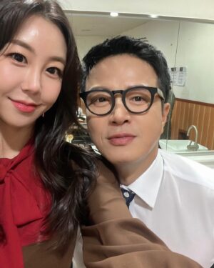 Hwang In-sun Instagram - 가수 허찬미 & 조영구 선배님이 진행하는 
전국탑텐가요쇼! 청주 CJB 미디어센터에 다녀왔어요 :) 
오랜만에 본 찬미랑 비록 사진은 못찍었지만 ... 😭리즈 미모 여전 🤤💕높고높으신 선배님들이 함께하는 자리라 무지 떨렸....다는 
긴장이 풀리고 나니 마지막 넉 다운 😮‍💨 휴....
내일은 새벽부터... 아침 8시 녹화! 
mbc 뮤직 트롯챔피언으로 출발🔥
니가말해봐 🎤가즈아 🏃‍♂️🏃‍♀️🏃
#가수황인선 
#전국탑텐가요쇼 
#cjb미디어센터 
#니가말해봐