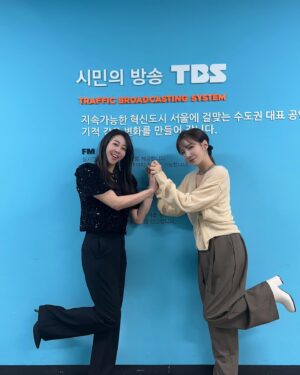 Hwang In-sun Instagram - 어제 Tbs 최일구 허리케인 라디오에 다녀왔어용 🙋‍♀️
핫한 ‼️트롯여신 한봄씨와 함께 ❤️ @hanbom___ 실물이 너무 너무 이쁘셔서 깜놀했어요 ~~~! 😱
그리고....황이모 조카언니들이 나를 위해 불태워준날 ~🔥🔥
감동의 눈물 또로록...😭
언니들 덕분에 3/8일! 3시!! 또.또 나옵니다! 
감사하고 사룽합니다💕 제가 더 잘할게요 :)
니가 말해봐 !!🎶🕺🎤 대박 가즈아~~~ 🤟
#tbs
#최일구허리케인라디오
#니가말해봐