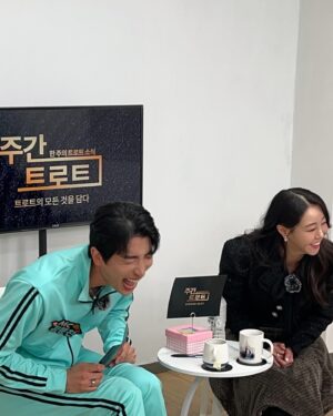 Hwang In-sun Instagram - 엄청난 순발력의 소유자 MC 김동찬 선배님과 
함께한 주간 트로트 💕
정말 역사를 다시 쓰게 해주시고🤣🤣🤣🤣 
너무 편하게! 웃다가 끝난 인터뷰 🎤
넘 감사했습니다~ 🙇‍♀️
끝나고 나니 편집본이 너무나 기대된다는 ^^
여러분 기대 많이 해주세용 ~🙏
앗! 그리고 잠시 뵈었던 트로트의 왕자 성용하님 (카메라가 좀 흔들렸다는 😅) 담에 또 좋은 무대에서 만나용 🥹
#주간트로트
#가수황인선
#니가말해봐
#트로트