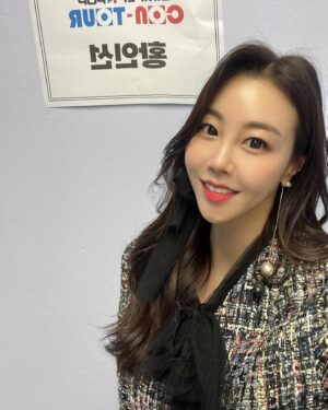 Hwang In-sun Instagram - 아리랑TV 심플리케이팝 ❤️
엄청 바빴던 하루 ~
나보다 끼많은 울 쩡아 이사님과 챌린지도 찍공~
🤣🤣🤣🤣
또 재밌는 추억 하나 남기고 왔네유 👊
싸룽합니다 이사님💕
니가 말해봐 많은 사랑부탁드려요~ 🙏
#가수
#니가말해봐
#니가말해봐챌린지
#아리랑tv
#심플리케이팝