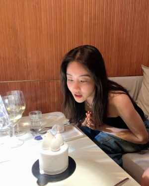 Hwang Woo-seul-hye Instagram - 2주전 미리 생일챙겨준 소중한 친구들 ❤️오늘도  한분한분  소중이 감사합니다🙏비 많이 내리는데 조심하시고 건강하세요 💪
