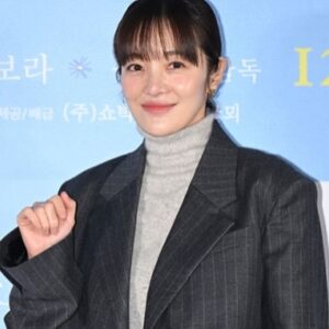 Hwang Bo-ra Instagram - #3일의휴가 
시사를 보고 참 많이 울었습니다
모두에게 사랑받는 화려한 주인공은 아니지만
초라한 조연같아도 슬퍼할 필요없어요
영화속에서 충분히 따뜻한 친구를 한거같아 참 좋았습니다
함께한 배우 감독님덕분이 외롭지 않았습니다
감사합니다
12/6일 엄마손잡고 보러 가지 않을래요??
