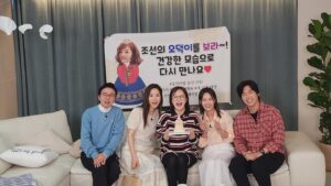 Hwang Bo-ra Instagram - #조선의사랑꾼 새벽 5시에 일어나 천근만근 출산2주전 마지막 녹화를 잘 마쳤습니다 
작년11월 오덕이 13주에 시작한 녹화가 어느덧 8개월이 지나 
울오덕이가 세상밖으로 나오는기 직전이 되었어요
지인짜 내가 제일 존경하는 연예인 국진선배님
얼굴만큼이나 마음도 진심이고 착하고 천사이신 수지언니 
보수적이지만 무한한 애정으러 후배 이뻐해주시는 성국선배님 
그리고 울 지민이 
배우인생20년동안 이렇게나 따뜻하규 고마운 분들을 만날수 있을까 
매번 느끼는 감사한 시간들이었고
우리 제작진 스텝분들 작가님들 무한한 배려와 애정으루 
부족한 저를 끌고 가주셔서 감사합니다 눈물나자너 ㅜㅜ
더더 배풀고 낮은자세로 순간을 감사하며 찐으로 사랑하는 조선사랑꾼이 되어 돌아올게용
사랑해용
