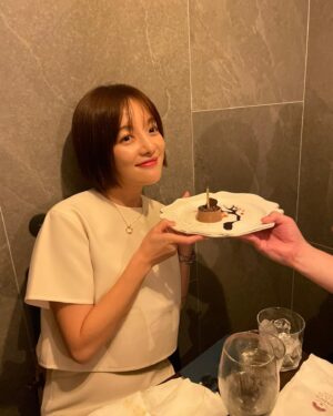 Hwang Bo-ra Instagram - 생일마다 50명씩초대해서 대환장파티를 열었던나
올해는 소소하게 가족과함께 가족같은 친구들과 힘께 보냈다 비록 아무더 생일케익을 안아져왔지만(꼭 생일때 누군가 가져오겟지해서 캐익이 없는 경우가 있음 ) 너무 감사하고 행복했던
축하해주신 카카오선물(바디로샨이 내부부분임 사우나 메니아라)보내주싴 모든분들 감사하고 다 보답하고 집착할겁니다 더더 멋진사람으로 성장할게요
나의40대가 기대된다 두근🩷💜