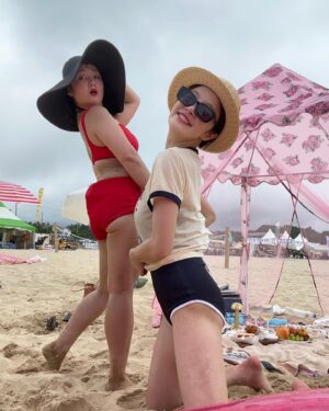 Hwang Bo-ra Instagram - 프랑스 니스고 뭐시고 느무 뜨그브서 죽을뻔했디만
최고의 추억을 선물해준 나래야 고맙구 사랑해
엠제뜨꺼 따라한다고 모래만 한시간을 팠네 손톱낑김주의와 폰에 모래 드들어감요 
나혼산은 찐이었다 ^^