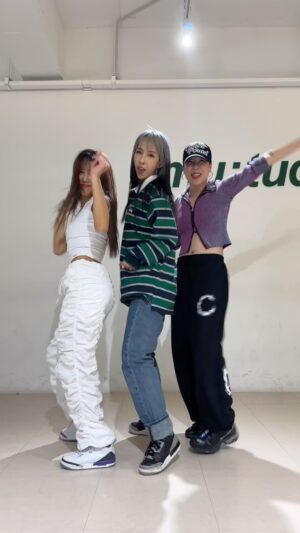 Hyojin Choi Instagram - #water 🩵
미나 안무 배우기 
C @minamyoung
