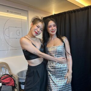 Hyojin Choi Instagram - @umaizing 💕
존경하는 정화언니의 콘서트 
마지막날 Dreamer 무대에 함께했습니다
서울상경한지 1년되던해 
저에겐 꿈같은 기회가 되었던 언니의10집 무대를
30대가 되어 다시함께 할수 있어서
굉장히 뜻깊었어요✨같이 눈마주치며
춤추는 날이 다시 오다니요…
그때나 지금이나 여전히 멋지고 인간적인
나의퀸 나의뮤즈 나의 롤모델 엄정화언니 ,
아무것도 모르던 저를 예뻐해주시고
믿어주셔서 감사했습니다
그 감사한마음을 너무 늦게 무대로
보답했습니다 죄송하고 사랑해요 🫶🏼
언니가 보여주신 모범된 모습 그대로
잘 보고 배워 멋지게 지금처럼 성장할게요 
#loveyou #myqueen ✨