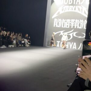 Hyojin Choi Instagram - @ajo_ajobyajo_official ✨
반가운 사람들 가득 @seoulfashionweek_official 
.
귀여운 악동으로 만들어준 쌤들 사랑해요
@soonsoo_sim2818 
@hyena_bana