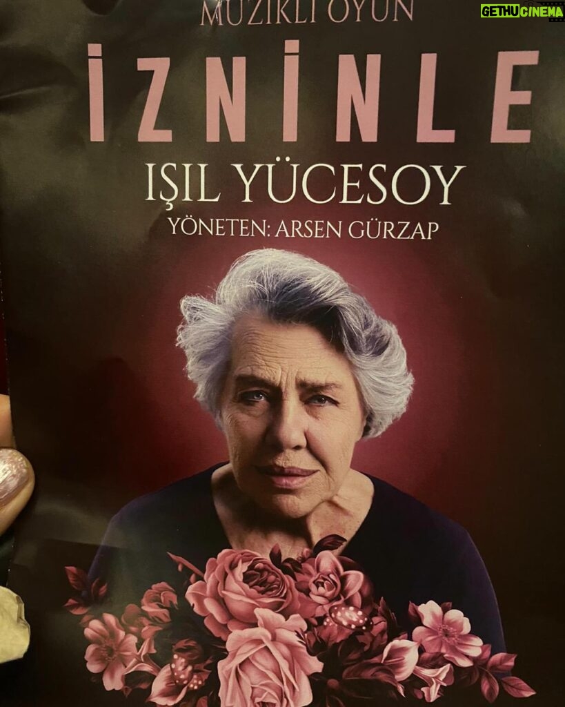 Işıl Yücesoy Instagram - Dün gece efsane oyuncu ve şarkıcı Işıl Yücesoy @isilyucesoy1 25 yıllık hayalini gerçekleştirdi. Kendi gibi efsane Arsen Gürzap @arsengurzap yönetiminde #İzninle oyununun galası yapıldı. Gözyaşlarıyla çıktığımız tek kişilik müzikal oyunu Jale Bekar @jalebekar Şahinde Yavaşan @sahindeyavasan ile izledik. Onu seven dostları salonu doldurdu. O lezzetli sesiyle söylediği şarkılar yüreğimize oturdu. Ossi Müzik @ossimuzik Sevgili Coşkun Demir @coskundemir in kulağımdan eksik olmayan #bizekalannedir şarkısını Işıl abladan dinlemek sürprizdi. ❤️