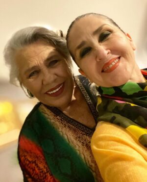 Işıl Yücesoy Instagram - Canım kızım,Kariyer Danışmanım. Olmazsa olmazım TÜMAY ÖZOKUR’la yepyeni bir maceraya atıldık . Yakında uzun zamandır ihmal ettiğim ana mesleğime, çok özlediğim  TİYATRO ma döneceğim . Hazırlıklar son hız gidiyor.Perdeyi açacağım günü yürek çarpıntısıyla bekliyorum 🙏🙏🙏😇🧿🧿