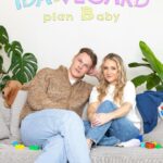 Ida Fladen Instagram - De fire første episodene av Plan Baby er ute på vgtv nå👶🏼 Vegard og jeg har fått teste ut om de løse planene om å en gang få et barn sammen, er en god idé. Vi tok over rollen som foreldre til tre nydelige barn (se neste slide) over en lang periode, og fikk testet foreldrerollen PÅ SYRE. Takknemlig for å kunne sette fokus på noe så sårbart og underkommunisert som ønsket om å få barn, og noe av utfordringene det innebærer🫶🏼