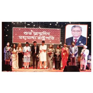 Idhika Paul Instagram - এপার ওপার সব কাঁটাতার ছিন্ন করে রেশ রেখে যায় শুধু ভালোবাসা, সমাদর এবং অকৃত্রিম স্নেহের রেশ।। বাংলাদেশের মহামান্য রাষ্ট্রপতি মোহাম্মদ শাহাবুদ্দিন সাহেবের জন্মদিনের অনুষ্ঠানে উপস্থিত হতে পেরে এমনটাই অনুভূতি হলো। যে ভালবাসা ও সম্মান মহামান্য শাহাবুদ্দিন সাহেব ও মাননীয়া ফার্স্ট লেডি রেবেকা সুলতানা মহাশয়া আমায় দিয়েছেন তা আমার সারা জীবনের সম্পদ হয়ে থাকবে, আমি যেন এই দুই বাংলারই ঘরের মেয়ে, এপার ওপারের বিভেদ ভুলে এমন  স্নেহ আমার জীবনের প্রাপ্তি হলো বৈকি । একান্ত ধন্যবাদ আরশাদ আদনান স্যার আমায় এমন এক সুন্দর সন্ধ্যায় নিমন্ত্রণ করার জন্য।

 ভালো থাকুন মহামান্য রাষ্ট্রপতি মহাশয়, মাননীয়া ফার্স্ট লেডি এবং তার পরিবার। সুন্দর হোক প্রতি মুহুর্ত।

#bday #president #bangladesh #bangla #bangladesh🇧🇩 #love
#city #citylife #ceremony #me

#idhika_paul_official