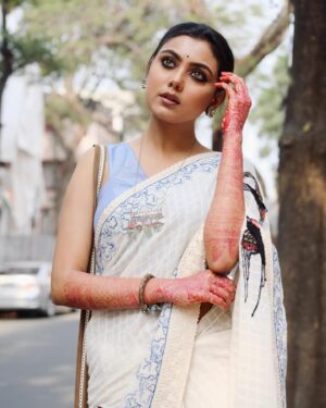Idhika Paul Instagram - For your eyes only…🍁

#pictureoftheday #photooftheday #instapictureoftheday #photoshoot #collabs #designerwear #ethinicfashion #fashionstyle #styling #fashionstyle #shootdiaries #picturebook 

#idhika_paul_official