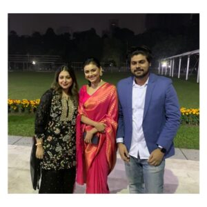 Idhika Paul Instagram - এপার ওপার সব কাঁটাতার ছিন্ন করে রেশ রেখে যায় শুধু ভালোবাসা, সমাদর এবং অকৃত্রিম স্নেহের রেশ।। বাংলাদেশের মহামান্য রাষ্ট্রপতি মোহাম্মদ শাহাবুদ্দিন সাহেবের জন্মদিনের অনুষ্ঠানে উপস্থিত হতে পেরে এমনটাই অনুভূতি হলো। যে ভালবাসা ও সম্মান মহামান্য শাহাবুদ্দিন সাহেব ও মাননীয়া ফার্স্ট লেডি রেবেকা সুলতানা মহাশয়া আমায় দিয়েছেন তা আমার সারা জীবনের সম্পদ হয়ে থাকবে, আমি যেন এই দুই বাংলারই ঘরের মেয়ে, এপার ওপারের বিভেদ ভুলে এমন  স্নেহ আমার জীবনের প্রাপ্তি হলো বৈকি । একান্ত ধন্যবাদ আরশাদ আদনান স্যার আমায় এমন এক সুন্দর সন্ধ্যায় নিমন্ত্রণ করার জন্য।

 ভালো থাকুন মহামান্য রাষ্ট্রপতি মহাশয়, মাননীয়া ফার্স্ট লেডি এবং তার পরিবার। সুন্দর হোক প্রতি মুহুর্ত।

#bday #president #bangladesh #bangla #bangladesh🇧🇩 #love
#city #citylife #ceremony #me

#idhika_paul_official