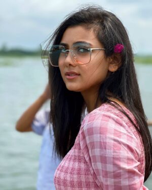Idhika Paul Instagram - For the sake of a bright pink day...🩷

#flowerphotography #candidphotography #pictureoftheday 
#shootdiaries #candidshots #shootout #pictureperfect 
#lifestylebrand #actorslife #lifecoach #actress #me 

#idhika_paul_official