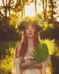 Ieva Florence-Vīksne Instagram - Sieviete & daba

Maģisks ir Saulgriežu laiks - 
Kad uguns ar ūdeni savienojas, 
Kad nesteidzīgi saules gaismā mazgājies 
Un ūdenī veldzē karsušo sirdi. 

Tik Spēcinošas ir Dievu zāles - 
Dabas auglība un sāts,
Tie Dvēseli dara spēcīgu
Garā stipru, miesā grēcīgāku.

/I. Florence - V. /

Pateicīga dienai! 
Un @cilvek_berns 🧡 par tavu talantu - mirkļu maģijas iemūžināšanā 

Un @lindexgalerijacentrs @lindexofficial par apģērbu ar sajūtu 🤍

2024 Vasaras Saulgrieži
