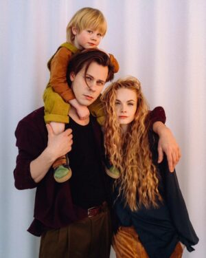 Ieva Florence-Vīksne Instagram - Family portret 🧡

#love #family #together #Readytobe
01.03.2024.

Much love to 📸 @robertsaboltins
