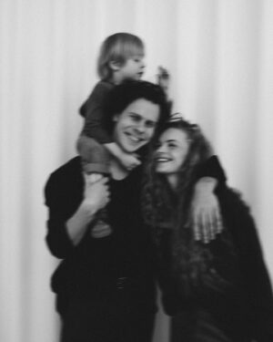 Ieva Florence-Vīksne Instagram - Family portret 🧡

#love #family #together #Readytobe
01.03.2024.

Much love to 📸 @robertsaboltins