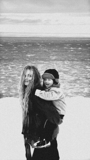 Ieva Florence-Vīksne Instagram - Šodien, mūsu lielākajai Mīlestībai Dzimšanas diena - Leonardam 3 gadu jubileja! Vēl lielā salā un sniegam brangi turoties, Leonards nāca Pasaulē tieši šajā datumā! ❤️

Lieli lēcieni ir tie gadi, kas pāri visam pienāk! Te viens, tad otrs un trešais... Laiks ir piepildīts, tas nav paskrējis nemanot, par ko man ir liels prieks! Sajūta, ka laiks tiek ieguldīts vērtīgi un, manuprāt, visnozīmīgākajās vērtībās - ģimenē,  sirds darbos, dvēseles iedvesmās un patiesos draugos! Kopā soļus ejot, un kopā kļūstot gan spēcīgākiem, gan gudrākiem garā un prātā!
Tas ir daudz, ko mēs ik dienu dzīvojam, un noteikti, ka mēs ikviens, kurš lasa šīs manas pārdomas. Un tā tas ir! 
Audzināšana, manuprāt, ir mega grūts darbs. Un ne jau bērna, bet sevis, lai es būtu labāks piemērs bērnam ik dienas. Un ar to es dienā esmu daudz! Kā, lai iemāca, to kas ir kā vērts... Es sev vienmēr atgādinu, ka jādara pašam tas! 
Lai bērns var mācīties labāko no manis, ko es pati varu dot. ❤️

Es sev atgādinu ik dienā, ka Ir labi, kad viens labs darbs dienā tiek padarīts, bet tā katru dienu, un pat nemanot tas ieguldītais viss tiek pamanīts! 
Un tad, sirdi manu kutina Tā sajūta, tā, kad redzi sevi savā bērnā. 

Tik mazs vēl, bet tomēr tik liels! ❤️ Mūsu cilvēks! Viņš runā visu, ko jūt. Citreiz man asaras acīs saraušas, kad viņš saka, ko domā par jūtām. Tik spēcīgi ir viņa, vēl maza cilvēka vārdi, un lieli tie skan šajā Pasaulē!

P. S. Es Mīlu būt Tava Mamma ❤️

14.02.2023.