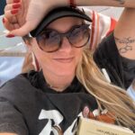 Ignacia Allamand Instagram - Holi La primera del año. Un poco atrasada. En fin. Solo quería pasar a desearles un maravilloso 2022 antes de que sea febrero. Sigo con la hueá. Un poco antisocial. Pero a pesar de mi maña, de todo corazón espero que sea un gran año. De cosechar De cumplir sueños De conexiones profundas De buena salud De dulzura De siestas con perros De besos con lengua De películas en el cine De perdonar De reconciliaciones De reconciliaciones con sexo De palta De piqueros desde el bote De leer en la playa De sal gruesa De tatuajes De conciertos De jugo de naranja en la mañana De uñas rojas De cariñito en la cabeza Y en la espalda Y los brazos Y las piernas De helado con miel De amigas Y abrazos Y pizza con cerveza helada Y de personas que hacen lo que dicen… y no al revés… Incluyendo a uno mismo… también. Y de todas esas cosas que los hacen felices. Solo ustedes saben cuáles son. Grandes o pequeñas. Gigantes. Mínimas. La alegria viene en todos los formatos. No olvidar. (Si po esto me lo digo a mi misma misma también también) Gracias por todos sus mensajes y su cariño. Y a los que se preocupan y me escriben para saber si estoy bien. A veces me demoro pero siempre los leo ♥️ Abrazo Tomen agüita #Queendelmuchotexto