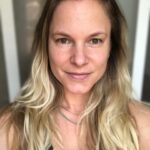 Ignacia Allamand Instagram - Hola hola ¿Cómo están? Hoy quise subir una foto sin filtro. Sin maquillaje. Sin retoque. Sin peineta. Sin todo. (La saqué en modo “retrato”... ahora no estoy segura si eso no ayuda un poquito... 😂🤔) Estuve leyendo un poco y al parecer “El tema” de los filtros ha impulsado un movimiento parecido al que hace años logró reducir y hasta eliminar (En algunos medios) los retoques digitales a las fotos. Hay muchos que piensan que el uso de filtros le hace un flaco favor al autoestima y que ayuda a reforzar aún más los estándares de belleza impuestos por la sociedad, como si no fueran lo suficientemente imposibles de alcanzar. Otros, creen que esto no es más que una exageración en una época dónde todo ofende, dónde solo se puede ser políticamente correcto y extremadamente cuidadoso porque las sensibilidades están tan a flor de piel que cualquier cosa siempre termina siendo personal para alguien en algún lugar, aunque jamás haya existido la intención de ofender. Yo honestamente me inclino más por el segundo grupo, aunque no lo tengo 100% resuelto. Siempre he creído que la gran mayoría de las mujeres (Por no decir todas porque nunca son todas todas) tenemos algún grado de desorden alimenticio, por pequeño y sutil que sea... Algo que hace que cuando nos miramos en el espejo no seamos capaz de vernos realmente sin compararnos con el ideal establecido. Y si efectivamente algo como el uso de filtros puede hacer que esto se agrave aún más, creo que hay que estar atentos. Pero después pienso... ¿Y el maquillaje? ¿Y teñirse el pelo? ¿También habría que prohibirlo? ¿Y si solo es un juego, como disfrazarse? ¿Una nueva forma de expresión? Para mi es algo divertido... Nada más. Si no han visto “Years and Years” de HBO se las recomiendo mucho, llevan este tema a otro nivel. Me inclino a pensar que lo que realmente refuerza los ideales de belleza son las personas, no los filtros. Somos los primeros en decir “Que linda” antes de buscar una manera de mostrar nuestro aprecio que no esté vinculada a la apariencia. ¿No sería más lógico partir por ahí? ¿Que creen ustedes? Me encantaría leerlos. Abrazo a todos. Tomen agüita ✌🏼 #queendelmuchotexto