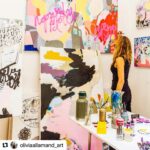 Ignacia Allamand Instagram - Ayer fue el #diamundialdelarte y yo en vez de homenajear a mi artista favorita @oliviaallamand_art me dediqué a subir fotos de playa y sangría toda nostálgica... así somos las actrices (Bueno, algunas, voy a ser específica porque después aparece la policía de Instagram toda ofendida a retarme), a veces se nos olvida que la vida no es nuestro escenario personal. 😜 Por suerte, no existe una ley que diga que no se puede celebrar las cosas un día tarde, así que para quienes no la conocen les presento a mi hermana Olivia, la verdadera artista de la familia: Creativa, talentosa, trabajadora como nadie (Porque a pesar de lo que piensan muchos, el arte es un trabajo y uno muy duro) con una capacidad abrumadora de evocar sensaciones a través del color y una imaginación que hace fantasear y conectarse con los sentimientos más profundos y recónditos del alma. Además, cuenta con un sentido del humor que tengo la suerte de poder disfrutar desde tiempos inmemoriales y un sexto sentido que la hace aparecer en los momentos exactos con la palabra precisa y la sonrisa perfecta (Ya bueno esa parte me la robé). Y esto se los cuento no porque sea mi hermana. Si no porque es verdad. Si no me cree pase a ver su página web, que a modo de disculpa por mi egocentrismo de ayer quedará plasmada en la Bio de mi perfil hasta que yo tenga la mía (O sea probablemente nunca 😂). O si prefiere escríbala Ud. Mismo en San Google y déjese impresionar por la magia de las creaciones maravillosas que hace (Le recomiendo especialmente su serie de amuletos que no solo son una preciosidad, también tienen un significado específico para reforzar distintas cosas que estés trabajando/necesitando a nivel personal) www.oliviaallamand.cl Dejo abierto los comentarios para que arroben a sus artistas favoritos o a sus herman@s y sus emprendimientos. Abrazo a todos Tambien a los pesaitos Te quiero hermana Tomen agüita Bye 🚀 #queendelmuchotexto