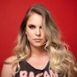 Ignacia Allamand Instagram - Hola todos ¿Cómo están? ¿Sabían que el rojo es el color que simboliza tanto el amor como la ira? Yo tampoco, me acabo de enterar en google buscando algo simpático para este post 🤣 Parece que como #queendelmuchotexto me metí en un zapato chino porque cuando ando poco creativa o cansada o pajera o TLA (Está sigla vendría a ser “Todas las anteriores” y la acabo de inventar porque me creo generación Z) y no se me ocurre nada para escribir siento que puedo perder mi corona y me da ansiedad 🥺 En otras noticias, hoy me puse la primera dosis de la Vacuna. Para ser honesta no tenía muchas ganas de vacunarme porque agujas y conspiraciones mundiales y Bill Gates y el 5G y el ADN y ¡¡¡Jesucristo todos vamos a morir!!! Pero después me di cuenta que en realidad sólo tenía miedo. A lo desconocido. Y cómo el miedo nunca ha sido razón suficiente para detenerme (Eeeeellaaaaaaaaa) fui y me puse la cuestión y más allá del dolor de brazo que no es nada de menor 😳 y un poco de deshidratación me siento bien. Buena excusa para tomar mucha agüita. Acuérdense de tomar ustedes también 💦 Porfa no me pidan más opiniones al respecto porque ya quedó claro que cualquier comentario sobre este tema hiere muchas sensibilidades. Hagan lo que les parezca bien. Caso cerrado 🔨 Que tengan un buen fin de semana. Cuídense. Creo que aunque se tomen todas las medidas colectivas, si dejamos de poner la parte de auto cuidado que nos corresponde y nos confiamos, esto no se va a terminar nunca. Abrazo a todos ♥️✌🏼 Gracias por la buena onda de siempre. Y a los mala onda... Ch#p$nlo 🤣 Si se portan bien este fin de semana hacemos preguntas, confesiones y consultorio todo en uno 😉 Pd: Me quedo en Chilito un rato más porque segunda dosis, así que a las pymes queridas que siempre me escriben y les tengo que decir que no porque estoy en México, mándenme Dm 😍 📷 @lanat_studio 💄 @davidmakeup