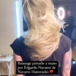 Ignacia Allamand Instagram - Desde que hice la película “Se Arrienda” (Hace 16 años) @edgardonavarroc de @navarrohairstudio ha estado a cargo del look de todos mis personajes. Todos sin excepción. Y apenas supe que venia a Chile a hacer un nuevo proyecto lo llamé y me contó sobre esta nueva técnica que está usando y me dijo que sería perfecta para mi nuevo personaje. Tenía razón. Es increíble el efecto que se logra con el pintado a mano, además de los tratamientos que incluye el proceso para cuidar el pelo y conservar su textura. Hay que saber que un trabajo así puede tardar muchas horas, pero créanme que el resultado hace que todo valga la pena. Estoy tratando de convencer a Edgardo de que en un acto absoluto de generosidad regale algún tratamiento o corte para los seguidores...¿Me ayudan? ¿Les gustaría? 🤔 ¿Que prefieren? ¿Corte, color o masaje capilar? Síganlo en @edgardonavarroc y en @navarrohairstudio y comenten qué les gustaría en este video, además de etiquetarlo en el comentario para que no se pueda negar 🙊 Abrazo a todos Tomen agüita 💦