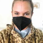 Ignacia Allamand Instagram - ¡Hola todos! ¿Cómo están? Yo no puedo más de la felicidad porque hoy volví a actuar después de mucho tiempo y pocas cosas me hacen más feliz. No me había tocado trabajar en modo FuckinCovid y es muy loco cómo ha tenido que modificarse la manera de hacer las cosas para cumplir con los protocolos y poder cuidarnos, pero... ¡Me da lo mismo! Amo estar en el set 😍 Además hace rato no me tocaba actuar en chileno y que rico se siente poder agarrar a chuchás en lengua materna 🤣 Les mando un abrazo a todos, me han llegado muchos mensajitos por el ciclo de confesiones que hicimos ayer y me pone muy contenta saber que algo que hago con mucho amor y humor los ayude en estos momentos raros, ya sea para reírse o reflexionar o lo que anden necesitando en sus corazones✌🏼 No se olviden de tomar agüita 💦 Apenas tenga permiso les voy a contar en lo que ando, por ahora les puedo decir que esta muy entretenido y divertido y que estoy gozando como 🐷 en el barro. Besos, los quiero 😘