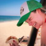 Ignacia Allamand Instagram - Cosas que me dan risa en la playa: Mi taco. La cantidad de habanero que le puse a mi taco. Mi triángulo de las bermudas, o ese pedazo de piel en la espalda que no alcanzo sola con el bloqueador. Los granitos de arena que muerdo con las muelas sin querer. El pelo enredado de días sin lavar estilo Jamaican me crazy. Los perros salvavidas que revuelca la ola e insisten en ir a rescatar a sus dueños que no se están ahogando. Los pescados mini que se acercan a ver mis pies deformes. La gaviota que justo pero justo justo caga la toalla de alguien. El jockey que se vuela. La teta que se escapa. La tanga que se cuela. El bailecito que hace el wn que se quema las patas. El viento que pierde la página del libro. Los ojos rojos de sal que parecen de funeral o de corazón roto pero no son. La sensación de agua dulce en la boca o en la cara, ojalá fría pero si no tibia igual nomás. El pipí piolita agachadita en la orillita. El encendedor que no prende nunca más y la cola que quema la punta de la nariz debajo de la polera carpa casita. El quitasol asesino que ataca dando giros. Mi reflejo en la pantalla mientras escribo lo que estás leyendo. Cosas que me dan pena en la playa: Echarte de menos. Y eso que recién es lunes… Abrazo a todos Tomen agüita ✌🏼 Pd: las fotos con tetas siempre tienen más likes #queendelmuchotexto