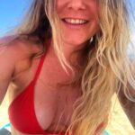 Ignacia Allamand Instagram - Playera Harto pelo Algunas manchitas Factor 50 Una que otra estría Ojito chino Fotofobia Transpirar Al agua pato Más factor Un rollito por aquí Otro por allá Cervecita helada Libro Dormir Baba Frizz Aguita Me quemo las patas ¿Dónde chucha dejé las chalas? Pareo Mmmm esto antes no estaba tan caído… Más factor Sombrero Anteojos lentes gafas prismáticos Falta hielo Traigo hielo Falta hielo Trae hielo porfi ¿Hace cuanto rato me puse factor? Rodilla con arena Axila con arena Boca con arena Sed Agüita ¿Nos mojamos las patitas? Siesta Más factor Risas Hambre Papitas con ketchup Nadar Sombrero de nuevo ¿Préstame tu toalla? Pecas nuevas Que rico este vienteciiiiiiiiiiito Se viene la puesta de sol… ¿Me pones factor en la espalda? Felicidad Mucha Felicidad Un último chapuzón y a la ducha Gracias El rojo es mi color favorito Antes no sabía Ahora si Ya sé Soy una mujer con suerte. Les mando playa. Abrazo a todos Tomen agua Y usen factor ✌🏼 #queendelmuchotexto