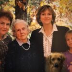 Ignacia Allamand Instagram - ¡¡Feliz día mamacitas!! Mujeres poderosas dadoras de vida, cuidadoras, educadoras, protectoras, guerreras... Me faltan palabras para expresar la profunda admiración que siento por todas ustedes. Por todas. Las que son madres. Las que sueñan con serlo. Las que lo están intentando y no ha sido fácil y no se rinden. Las que no pudieron y aún así son madres en sus sueños y en sus corazones. Las que sufrieron el dolor de perder un hijo y encontraron la fuerza para seguir viviendo. Las abuelas mamás. Las tías mamás. Las hermanas mamás. Todas sin excepción. Gracias. Maternar es cuidar desde el amor, desde la capacidad de establecer vínculos afectivos, emocionales y energéticos con otro y sin haber parido me siento infinitamente afortunada por todas las mujeres que me permiten ser parte de su tribu. Porque maternar es colectivo y es maravilloso e inspirador. Que sea un día de mucho amor para todas. Especialmente las mías @barbarella54 y @oliviaallamand_art ♥️♥️♥️ Aquí una foto que amo, 5 generaciones de madres excepcionales. Los envidiosos dirán que es Photoshop 😜 #diadelamadre #mothersday #amordemadre #mamá #diadelamama #queendelmuchotexto