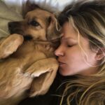 Ignacia Allamand Instagram - Feliz día amor de mi vida. Te amo. Te cuido. Te respeto. Te hago cariño. Te alimento. Te educo. Te paseo. Te llevo de vacaciones. Te pongo tus vacunas. Te cepillo. Te baño. Te enseño. Te doy besos. Te compro juguetes. Te pido los huesos en los restaurantes. Te llevo en mi bici. Te contrabandeo en los Uber. Te hago los certificados de viaje. Te llevo en mis pies en los aviones. Te subo a mi cama. Te lavo los dientes. Te rasco la guata. Te doy el agüita del atún. Te recojo la caca. Te llevo a la playa. Te presento a mis amigos. Te dejo saltar a la piscina. Te tiro la pelota. Te compro tu comida de oro. Te doy agüita. Te abrazo. Te masajeo las orejas. Te llevo a Xochimilco. Te llevo al parque. Te llevo a la feria. Te llevo a la casa de mis amigas. Te llevo donde tu abuela. Te llevo en el bote. Te llevo al veterinario. Te doy galletitas. Te rasco la guata. Te saco las lagañas. Te doy la puntita de la empanada. Te llevo a visitar a tus primas cuicas. Y todo eso que hago por ti, es poco para agradecer lo que tú haces por mi con una sola mirada. Feliz día a todos los perritos. Tomen agüita. Se les quiere por acá ♥️✌🏼 #queendelmuchotexto