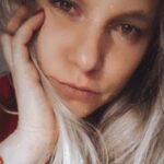 Ignacia Allamand Instagram - Me vino a ver mi amiga pena, de sorpresa. Honestamente me parece de muy mal gusto presentarse en la puerta de alguien sin avisar. Pero así es ella, insolente. Y así la quiero. Cuando le pregunté el motivo de su visita, me dijo que no había. Que me extrañaba, que hace mucho que no venía y que tenía la intuición de que podía estar necesitándola. Verán, es experta en limpieza. Cuando viene, deja todo impecable. Riega las plantas, vacía los ceniceros, prende velas y el aire se pone liviano. Yo la verdad, no la recordaba hace rato. Pero cuando la miré por el ojo de la puerta, me di cuenta que la echaba de menos también. Ella es así. Tiene ese instinto. Aparece cuando todavía no sabes que la necesitas y te prepara un tecito y te rasca la espalda hasta que te duermes. Estuvimos hablando un poco, recordamos algunas anécdotas del pasado que nos gusta revivir una y otra vez y nos pusimos al día en los últimos acontecimientos. En realidad yo fui la única que habló, ella es mejor escuchando. Le conté sobre el dragoncito que me mordió las yemas de los dedos la semana pasada, y sobre la enredadera que empezó a crecer sola en la cortina del baño. Le hablé de amor y de pizzas margarita y del dolor grado 9 que tengo en la amígdala izquierda hace dos días. Hasta le conté completa la película de terror que ella no se atreve a ver y que yo me repetí 5 veces en la Cineteca. Reímos. Lloramos. Nos abrazamos. Tomamos agüita. Y nos despedimos. Me dio las gracias antes de alejarse por la calle. Dijo que siempre siente que las personas no la quieren. Que no es bienvenida en ninguna parte. Que cuando las visita se ponen a hacer otras cosas o simplemente la ignoran. Y que conmigo se siente bien, porque la miro a los ojos. Y que eso es lindo. Mirar a los ojos es lindo. Mientras caminaba por el pasillo hacia mi cama, vi de reojo el calendario de los planetas que cuelga en el muro de la cocina. 20 de Julio. Risa. En 3 días me llega la regla. La cabrona siempre viene cuando llueve. #queendelmuchotexto
