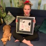 Ignacia Allamand Instagram - REMATE CERRADO!!! Muchas gracias ♥️♥️♥️♥️ ¡Super mega híper remate a beneficio de @maitencilloadopta7257 ! Hola todos ¿Como están? Cómo les adelanté hace algunos días, con la @oliviaallamand_art queremos ayudar a @maitencilloadopta7257 que se encuentra en un momento crítico. La fundación se dedica a rescatar perros y cachorros en calidad de abandono y los cuida hasta encontrar un hogar definitivo, responsable, donde se les ame y se les esterilice, porque ese es el motivo principal que genera esta situación. Las personas no entienden que reproducir a sus perros es un acto de irresponsabilidad. Si tuviéramos esta conciencia, no existiría el problema. Asi de simple. Entonces…. Para ayudar a cubrir los gastos de alimentación, vacunación, etc. Vamos a rematar estos dos prints firmados titulados “Conversación de perros” y “Perros y Hot dog” Miden 40 x 40 🐶♥️ El remate parte en $50.000 cada uno y puedes hacer tu oferta en los comentarios. ES MUY IMPORTANTE QUE DIGAS POR CUÁL DE LOS DOS ESTÁS OFERTANDO. Iremos actualizando la última oferta todo lo posible, pero ustedes pueden revisar también. Todo lo que se recaude será donado íntegramente a la fundación. Y además, se donará un 15% de toda la venta de prints de temática perruna hasta el 31 de julio. ¿Se entiende? Es fundamental que sigas nuestras cuentas para ofertar, y que te comprometas. El remate termina el domingo a las 23:59 😉 En el link de mi biografía puedes entrar a ver los otros prints de perritos que también participan, o directamente en la web www.oliviaallamand.com sección “Perros”. ¿Que más? Solo personas de Chile, sorry por eso 🥲 Desliza para ver el detalle de los cuadros 😊 Gracias a todos. Espero que se entusiasmen. Y no olviden tomar agüita ✌🏼