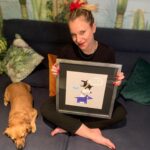 Ignacia Allamand Instagram - REMATE CERRADO!!! Muchas gracias ♥️♥️♥️♥️ ¡Super mega híper remate a beneficio de @maitencilloadopta7257 ! Hola todos ¿Como están? Cómo les adelanté hace algunos días, con la @oliviaallamand_art queremos ayudar a @maitencilloadopta7257 que se encuentra en un momento crítico. La fundación se dedica a rescatar perros y cachorros en calidad de abandono y los cuida hasta encontrar un hogar definitivo, responsable, donde se les ame y se les esterilice, porque ese es el motivo principal que genera esta situación. Las personas no entienden que reproducir a sus perros es un acto de irresponsabilidad. Si tuviéramos esta conciencia, no existiría el problema. Asi de simple. Entonces…. Para ayudar a cubrir los gastos de alimentación, vacunación, etc. Vamos a rematar estos dos prints firmados titulados “Conversación de perros” y “Perros y Hot dog” Miden 40 x 40 🐶♥️ El remate parte en $50.000 cada uno y puedes hacer tu oferta en los comentarios. ES MUY IMPORTANTE QUE DIGAS POR CUÁL DE LOS DOS ESTÁS OFERTANDO. Iremos actualizando la última oferta todo lo posible, pero ustedes pueden revisar también. Todo lo que se recaude será donado íntegramente a la fundación. Y además, se donará un 15% de toda la venta de prints de temática perruna hasta el 31 de julio. ¿Se entiende? Es fundamental que sigas nuestras cuentas para ofertar, y que te comprometas. El remate termina el domingo a las 23:59 😉 En el link de mi biografía puedes entrar a ver los otros prints de perritos que también participan, o directamente en la web www.oliviaallamand.com sección “Perros”. ¿Que más? Solo personas de Chile, sorry por eso 🥲 Desliza para ver el detalle de los cuadros 😊 Gracias a todos. Espero que se entusiasmen. Y no olviden tomar agüita ✌🏼