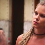 Ignacia Allamand Instagram - Holi ✌🏼 ¿Se acuerdan que el lunes les dije que se estrenaba #Eldragon x @canalestrellas y me explayé y bidi bidi bam bam? ¡Era broma! ¡Fue ayer! ¡Martes!🤣 Lo siento, a veces me pasa. Me cuesta creer que las cosas no empiecen los lunes. ¿Por qué? No tengo respuesta. Algunos dirán que es porque soy virgo. Yo a veces pienso que es porque soy rubia. O porque el mes pasado no hice yo los gnoquis el 29 y los compré y eso generó un error en la matrix. Da igual. El asunto es que el segundo capítulo es HOY a las 21:30 😬 Y cómo ya fui la #queendelmuchotexto versión #queendelmuchojugo voy a dejar esta nueva foto de #Drenka aquí y me retiraré lentamente. Besos a todos Tomen agüita 💦 Confirmen la información antes de lanzarse al vacío (Esa es una nota mental para mi) 🙄 Se pude ver en Netflix. Las dos temporadas. No hay más. No creo que haya más. Yo también lo lamento 😕 Si la cago me avisan ✌🏼🙃