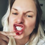 Ignacia Allamand Instagram - Boca con vino🍷💋 Autorretratos Cosas que pienso: ¿Habrá aumentado el consumo de vino per cápita este 2020? ¿Alguien más está aburrido? ¿Como van con el encierro? ¿Tomaron agüita hoy? ¿Cuando volverán a abrir los restaurantes para ir al Parnita? ¿Dónde dejé la pinza? Los leo...