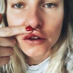 Ignacia Allamand Instagram - Boca con vino🍷💋 Autorretratos Cosas que pienso: ¿Habrá aumentado el consumo de vino per cápita este 2020? ¿Alguien más está aburrido? ¿Como van con el encierro? ¿Tomaron agüita hoy? ¿Cuando volverán a abrir los restaurantes para ir al Parnita? ¿Dónde dejé la pinza? Los leo...