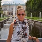 Ignacia Allamand Instagram - Este es un recuerdo de cuando fui a San Petersburgo en busca de los ancestros de Cumbia Andreievna Zarina de Bitchlanding de la Dinastía Romanov, Tsaritsa Boyarda y heredera directa de Catalina la Grande y de la orden de San Vladimir 👑 Durante esta travesía pude descubrir que Cumbia desciende de un linaje de perras consortes compañeras discretas de la emperadora, quien como saben (Y si no googleen) fue una princesa que llegó a Rusia toda pava a casarse con el heredero del trono y básicamente se quedó con todo el pastel y gobernó durante 35 años. Feminista, intelectual, liberal, también era conocida por la corte como la “Catadora de amantes” (Eellaaaaaaaa) y aunque llevó al imperio Ruso a convertirse en la potencia hegemónica del Este de Europa, con el tiempo ha quedado claro que la iñora dejó, como dice su nombre, la grande. Hasta ahí con la clase de historia. #profechaopez 🤓 El palacio que se ve al fondo es el Palacio Grande de Peterhof, también conocido como el “Versalles Ruso” uno de los lugares más impresionantes que he visitado en mi vida. Jardines, fuentes, más palacios y más jardines y más fuentes, y también salones cubiertos de oro y ámbar. En realidad es una “ciudad” creada por Pedro el Grande, dónde todo es grande 🙄 (¿Alguna carencia Don Pedro? 😜🤴🏼) Yo honestamente veo la foto y lo único que pienso es “¿Donde cresta habrá quedado ese pañuelo? Era más lindo...” “¿Y mi swatch?¿Estará por ahí en alguna cajita en alguna bodega de alguna vida antigua guardada?” 🤔 Besos a todos 😘 Tomen agüita💦 #tbt #throwbackthursday #queendelmuchotexto
