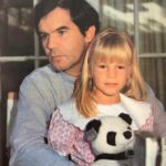 Ignacia Allamand Instagram - Algunas personas me preguntan si me pesa mi apellido, si me llevo bien con mi Papá o si fue difícil nacer en una familia con pensamientos tan “conservadores”. La verdad, lo único que me pesa es no poder ver y abrazar a mi Papá tanto como quisiera. No solo nos llevamos bien, si no que sentimos una profunda admiración mutua y nos amamos con todo el corazón. Además, esa formación estricta de la que hablan no es más que otro prejuicio de personas que se sienten libres de mente pero en el fondo, están llenos de trampas. Fui criada con la libertad de tomar mis propias decisiones y el apoyo para pensar distinto y hacer mi propio camino. Jamás se me impuso nada, solo que no fuera indiferente y que encontrara mi manera de habitar el mundo. Y eso se lo agradezco a mi papá. También me preguntan si es difícil cuando me toca tragar comentarios de gente que cree que con sus insultos logran afectarme en algo. Y admito que cuando era más chica me dolía recibir violencia gratuita. Pero con el tiempo, he aprendido que a veces defender tus ideas, sobretodo si son impopulares, tiene un costo. Y que a veces ese costo lo paga tu entorno, porque es más vulnerable que tú. Así que ahora me da igual. Solo veo en esos mensajes la cobardía que oculta alguien que busca a una hija para tratar de herir, desde lo patético del anonimato, a un padre. Y vuelvo a agradecer a mi papá, porque desde chica me enseñó a poner el foco en lo importante, a evaluar de dónde vienen las cosas y tomar solo lo que me parece valioso. Además me da la oportunidad de defender a mi familia y bloquear idiotas. Y eso siempre se siente bien en el almita. Feliz día a todos los papás. Se que no es una tarea fácil, menos en tiempos donde la masculinidad sana es algo que se está reformando y muchas veces ser un ejemplo en ese sentido es más difícil que lo que les reconocemos. Gracias por tratar. Por educarse. Por cuidar, apoyar y contener. Gracias por permitirse cambiar las formas obsoletas de paternidad y abrirse a nuevas maneras de conexión con sus hijos. Abrazo de corazón a todos ustedes. Menos a los que no pagan la pensión. Esos que se vayan a la chucha. #queendelmuchotexto Pd: Recuerden tomar agüita ☺️
