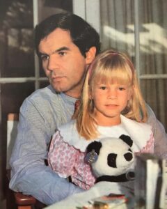 Ignacia Allamand Instagram - Algunas personas me preguntan si me pesa mi apellido, si me llevo bien con mi Papá o si fue difícil nacer en una familia con pensamientos tan “conservadores”. La verdad, lo único que me pesa es no poder ver y abrazar a mi Papá tanto como quisiera. No solo nos llevamos bien, si no que sentimos una profunda admiración mutua y nos amamos con todo el corazón. Además, esa formación estricta de la que hablan no es más que otro prejuicio de personas que se sienten libres de mente pero en el fondo, están llenos de trampas. Fui criada con la libertad de tomar mis propias decisiones y el apoyo para pensar distinto y hacer mi propio camino. Jamás se me impuso nada, solo que no fuera indiferente y que encontrara mi manera de habitar el mundo. Y eso se lo agradezco a mi papá. También me preguntan si es difícil cuando me toca tragar comentarios de gente que cree que con sus insultos logran afectarme en algo. Y admito que cuando era más chica me dolía recibir violencia gratuita. Pero con el tiempo, he aprendido que a veces defender tus ideas, sobretodo si son impopulares, tiene un costo. Y que a veces ese costo lo paga tu entorno, porque es más vulnerable que tú. Así que ahora me da igual. Solo veo en esos mensajes la cobardía que oculta alguien que busca a una hija para tratar de herir, desde lo patético del anonimato, a un padre. Y vuelvo a agradecer a mi papá, porque desde chica me enseñó a poner el foco en lo importante, a evaluar de dónde vienen las cosas y tomar solo lo que me parece valioso. Además me da la oportunidad de defender a mi familia y bloquear idiotas. Y eso siempre se siente bien en el almita. Feliz día a todos los papás. Se que no es una tarea fácil, menos en tiempos donde la masculinidad sana es algo que se está reformando y muchas veces ser un ejemplo en ese sentido es más difícil que lo que les reconocemos. Gracias por tratar. Por educarse. Por cuidar, apoyar y contener. Gracias por permitirse cambiar las formas obsoletas de paternidad y abrirse a nuevas maneras de conexión con sus hijos. Abrazo de corazón a todos ustedes. Menos a los que no pagan la pensión. Esos que se vayan a la chucha. #queendelmuchotexto Pd: Recuerden tomar agüita ☺️